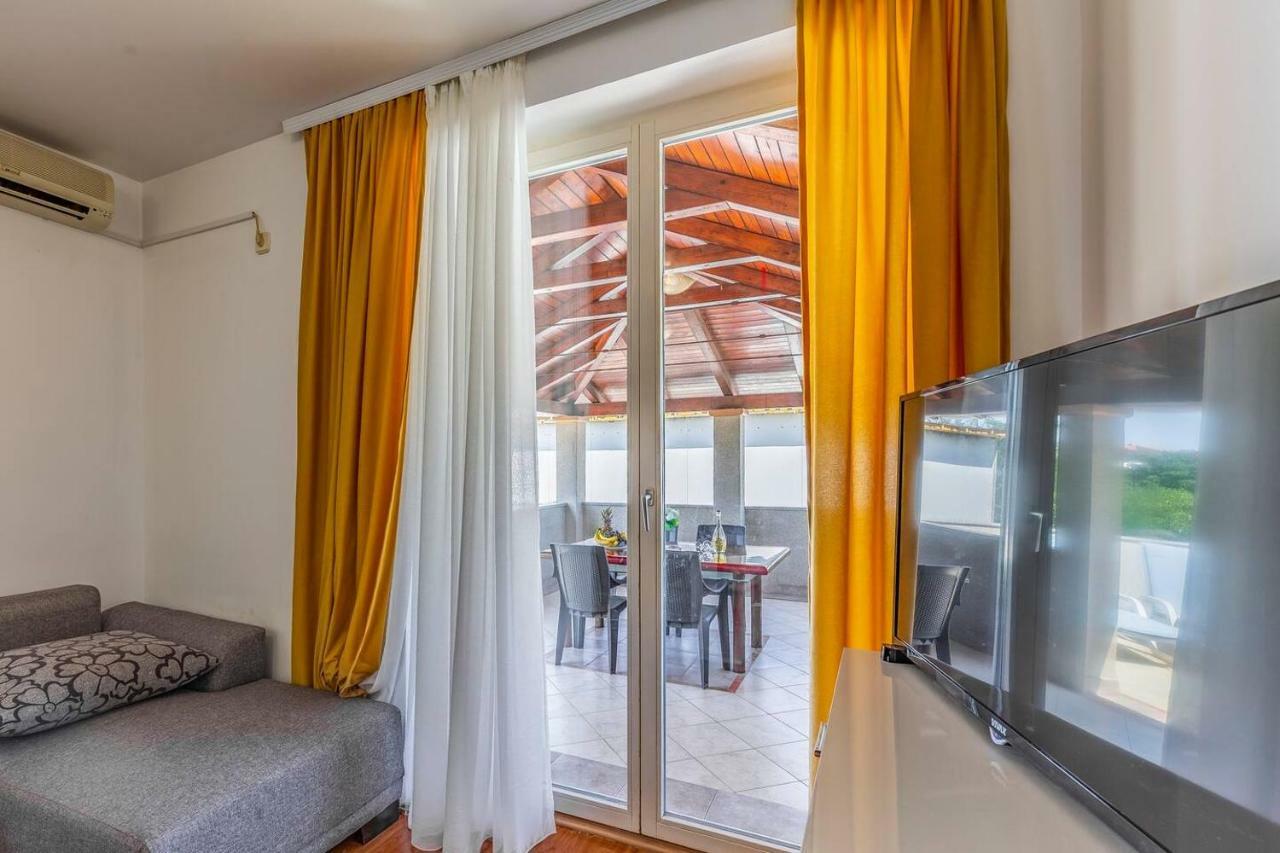 All Seasons Apartment Pula Exterior photo